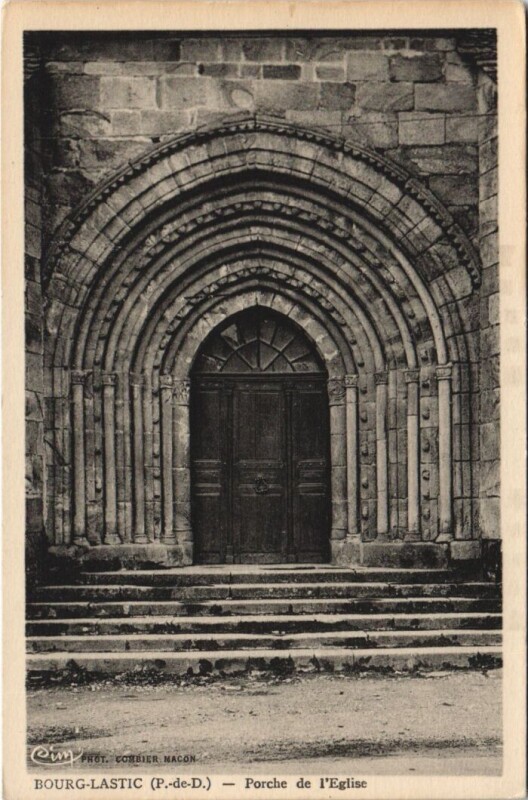 Carte postale ancienne Bourg-Lastic Porche de l'Eglise à Bourg-Lastic