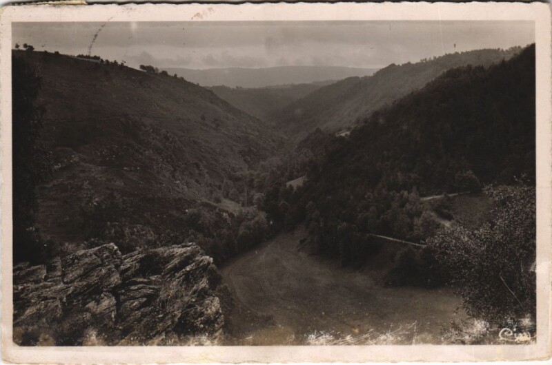 Carte postale ancienne Arlanc Vallee de la Dore au Procureur à Arlanc