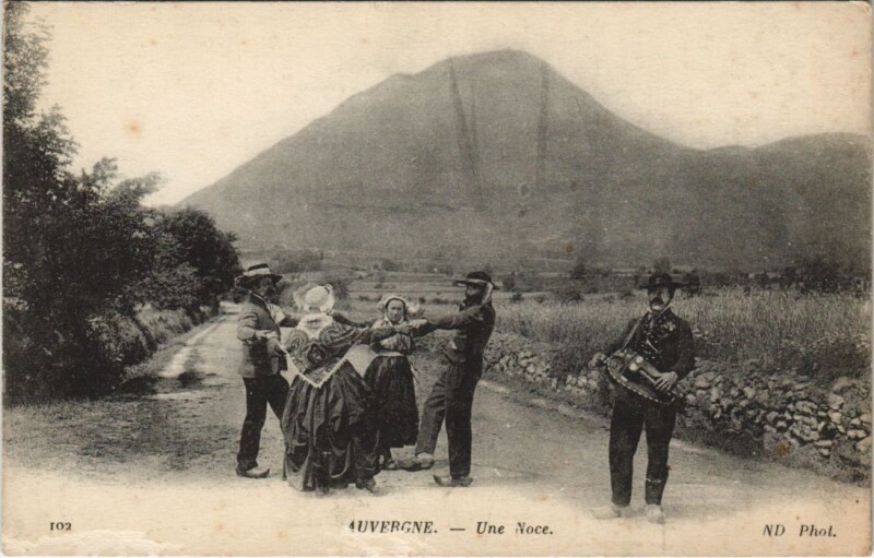 Carte postale ancienne Auvergne - Une Noce - Folklore