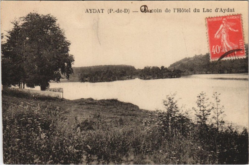 Carte postale ancienne Aydat Un Coin de l'Hotel du Lac d'Aydat à Aydat