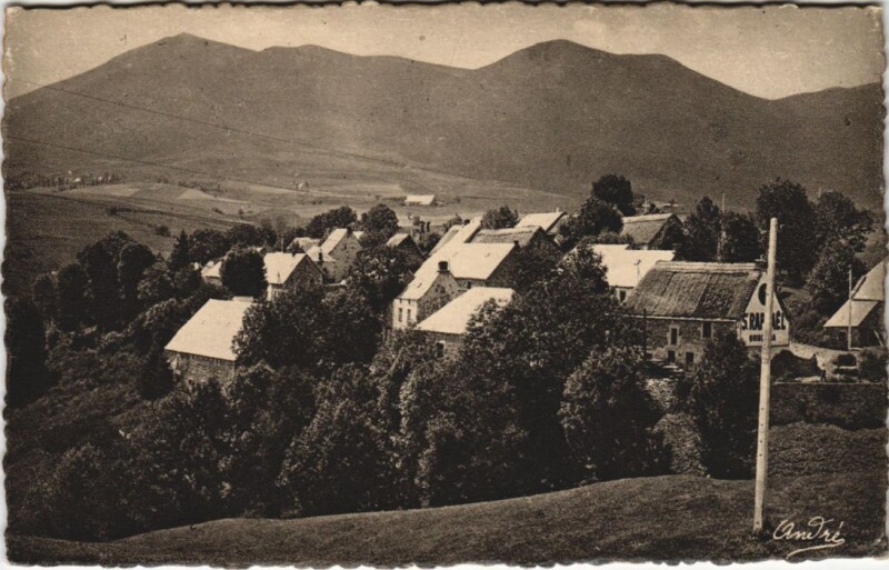 Carte postale ancienne Le Hameua de Brossouleille et les Mont-Dore à Mont-Dore