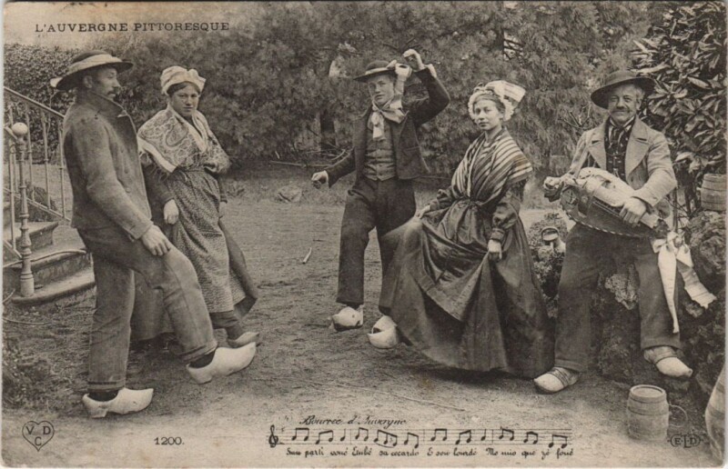 Carte postale ancienne La Bourree d'Auvergne - Folklore
