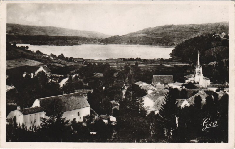 Carte postale ancienne Aydat Lac et Village d'Aydat à Aydat