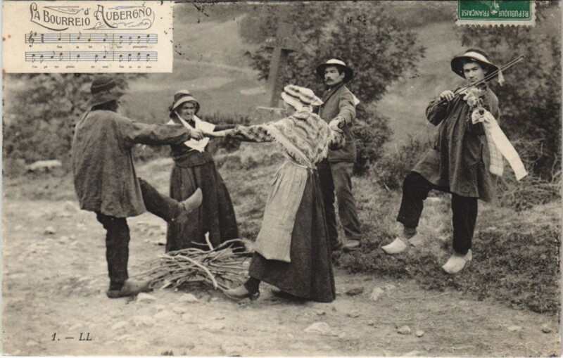 Carte postale ancienne La Bourree d'Auvergne - Folklore