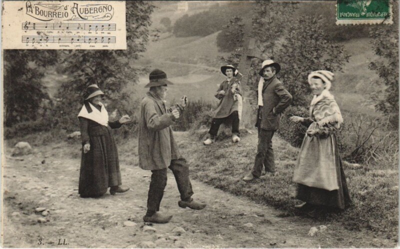 Carte postale ancienne La Bourree d'Auvergne - Folklore