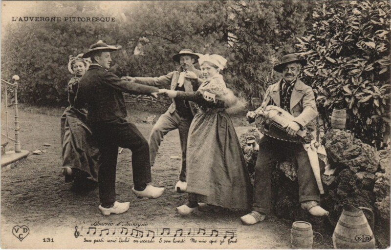 Carte postale ancienne La Bourree d'Auvergne - Folklore