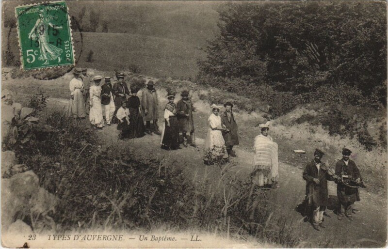 Carte postale ancienne Types d'Auvergne Un Bapteme