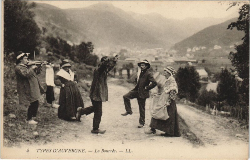 Carte postale ancienne Types d'Auvergne La Bourree
