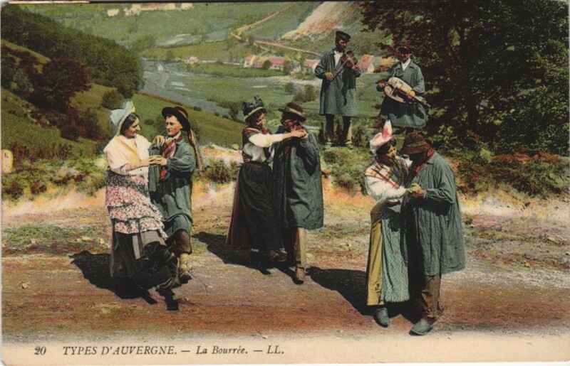 Carte postale ancienne Types d'Auvergne La Bourree