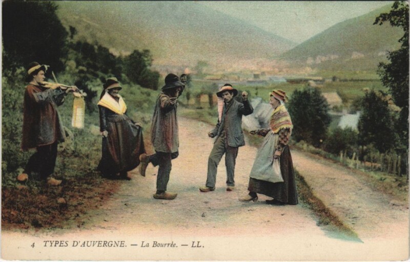 Carte postale ancienne Types d'Auvergne La Bourree