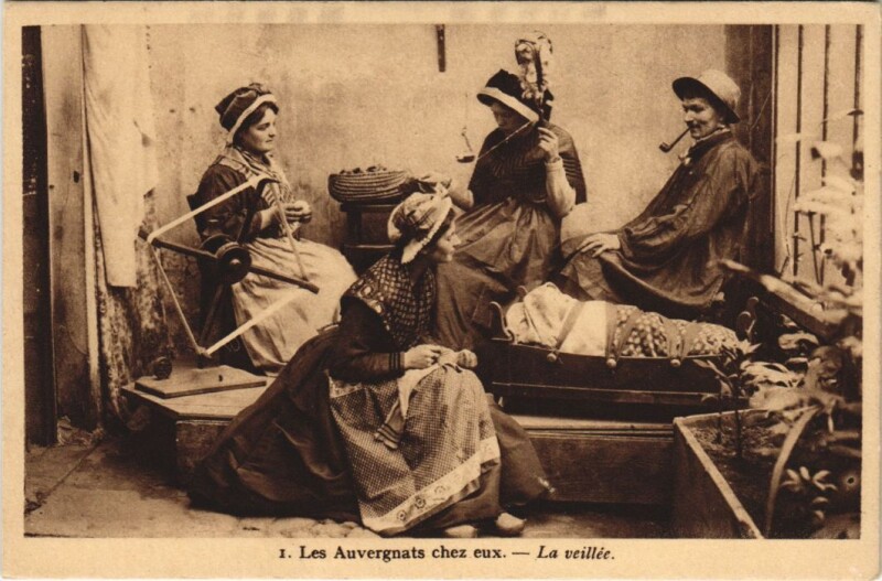Carte postale ancienne Les Auvergnats Chez Eux - La Veillee