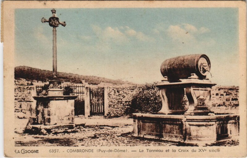 Carte postale ancienne Combronde Le Tonneau et la Croix à Combronde