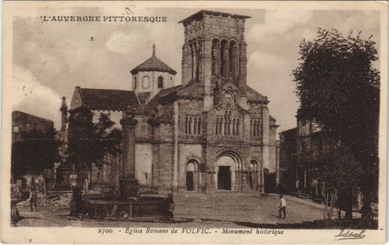 Carte postale ancienne Volvic Eglise Romane à Volvic