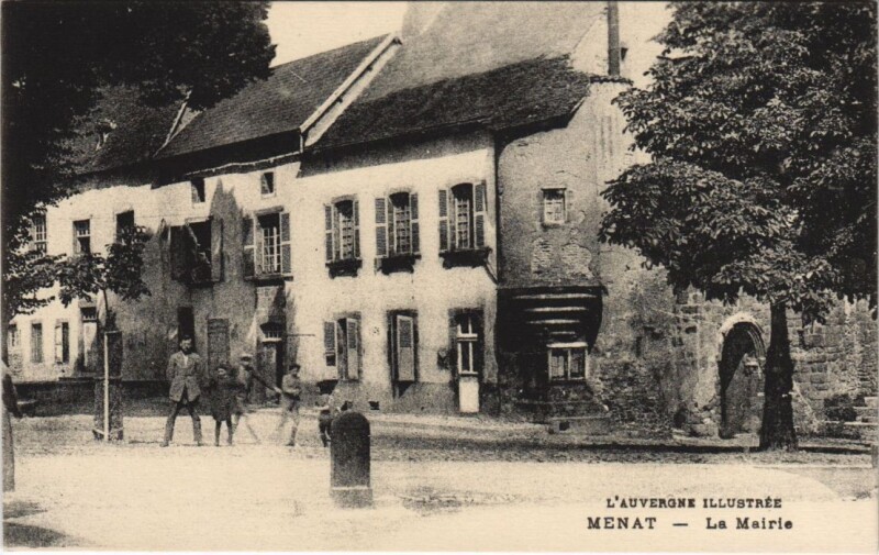 Carte postale ancienne Menat La Mairie à Menat