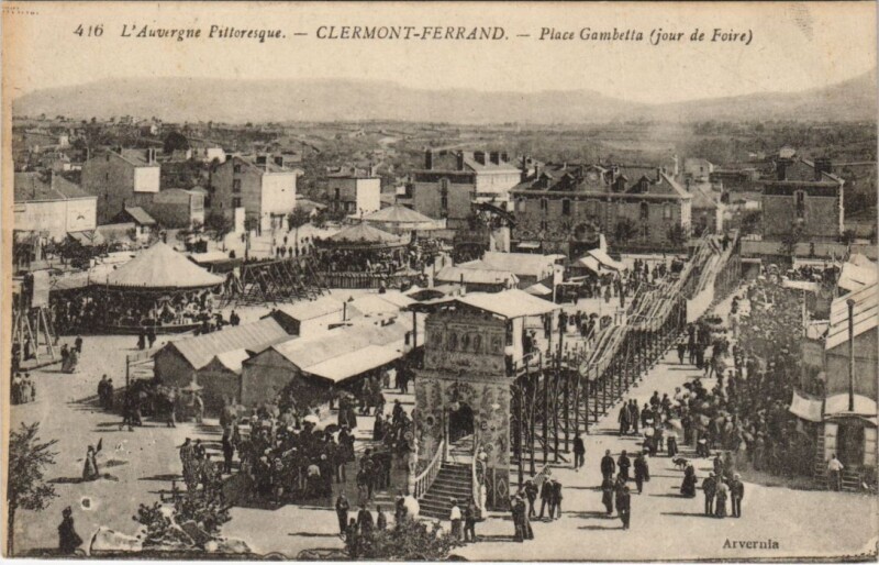 Carte postale ancienne Clermont-Ferrand Place Gambetta - Jour de Foire à Clermont-Ferrand
