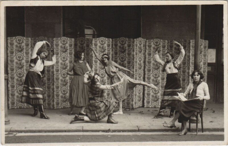 Carte postale ancienne Dancing Ladies