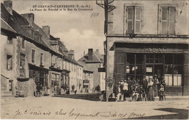 Carte postale ancienne Saint-Gervais-d'Auvergne La Place du Marche et le Rue du Commerce à Saint-Gervais-d'Auvergne