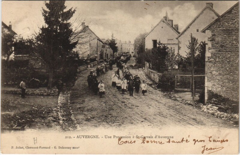 Carte postale ancienne Saint-Gervais-d'Auvergne Une Procession à Saint-Gervais-d'Auvergne