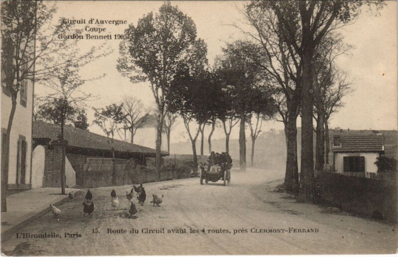 Carte postale ancienne Route du Circuit Avant les 4 Routes pres Clermont-Ferrand à Clermont-Ferrand