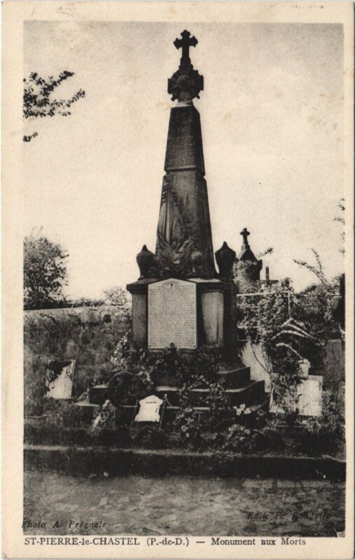 Carte postale ancienne Saint-Pierre-le-Chastel Monument aux Morts à Saint-Pierre-le-Chastel