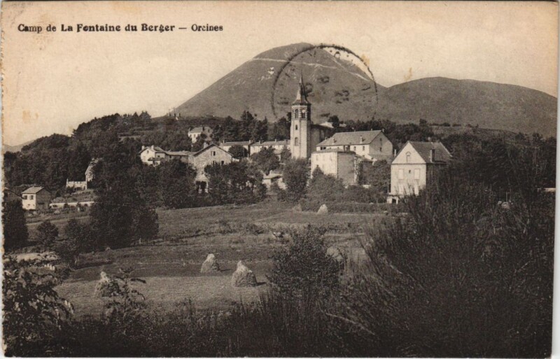 Carte postale ancienne Orcines Camp de La Fontaine du Berger à Orcines