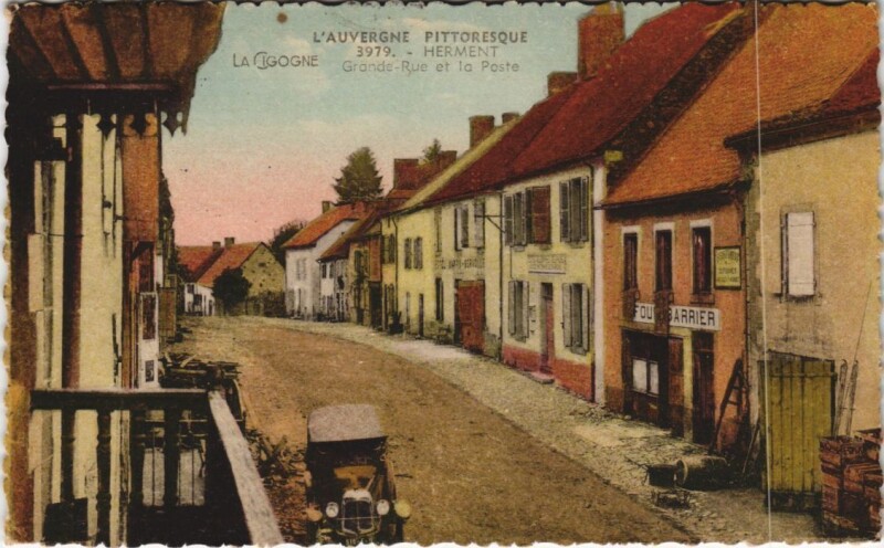 Carte postale ancienne Herment Grande-Rue et la Poste à Herment