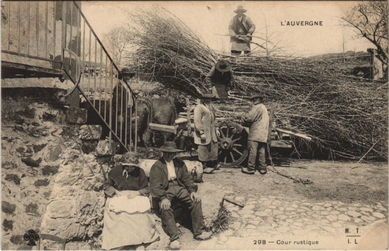 Carte postale ancienne L'Auvergne - Cour Rustique