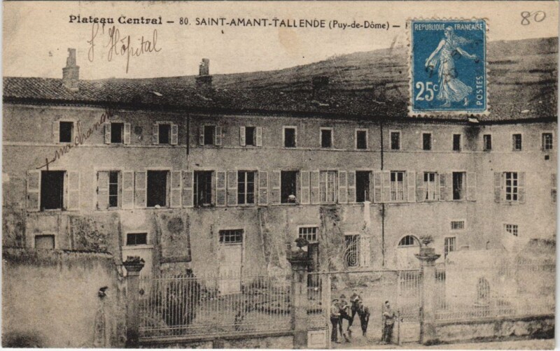 Carte postale ancienne Saint-Amant-Tallende Building Scene - Plateau Central à Saint-Amant-Tallende