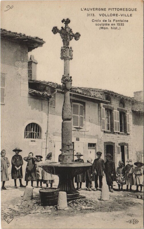 Carte postale ancienne Vollore-Ville Croix de la Fontaine à Vollore-Ville