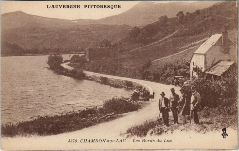 Carte postale ancienne Chambon-sur-Lac Les Bords du Lac à Chambon-sur-Lac