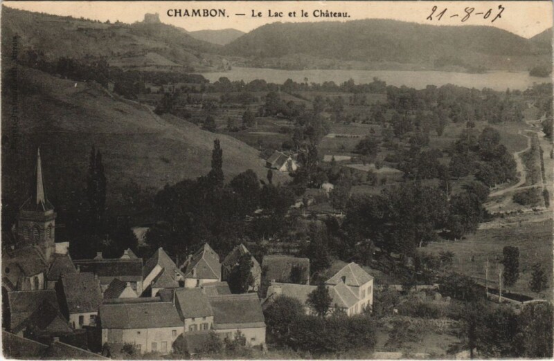 Carte postale ancienne Chambon-sur-Lac Le Lac et le Chateau à Chambon-sur-Lac
