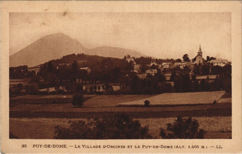 Carte postale ancienne Orcines Le Village et le Puy de Dome à Orcines