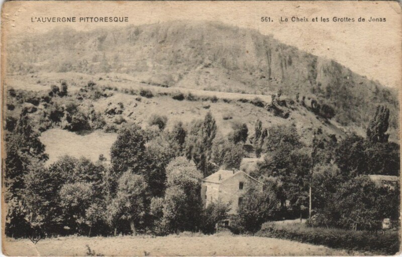 Carte postale ancienne Le Cheix et les Grottes de Jonas au Cheix