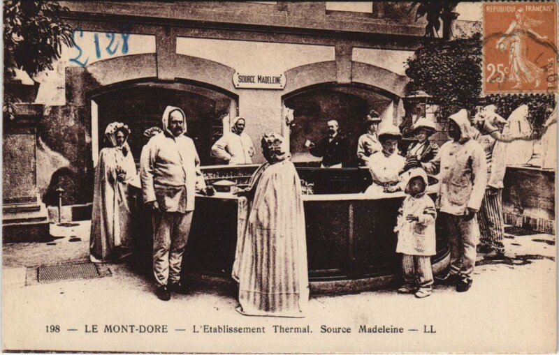 Carte postale ancienne Le Mont-Dore L'Etablissement Thermal - Source Madeleine à Mont-Dore
