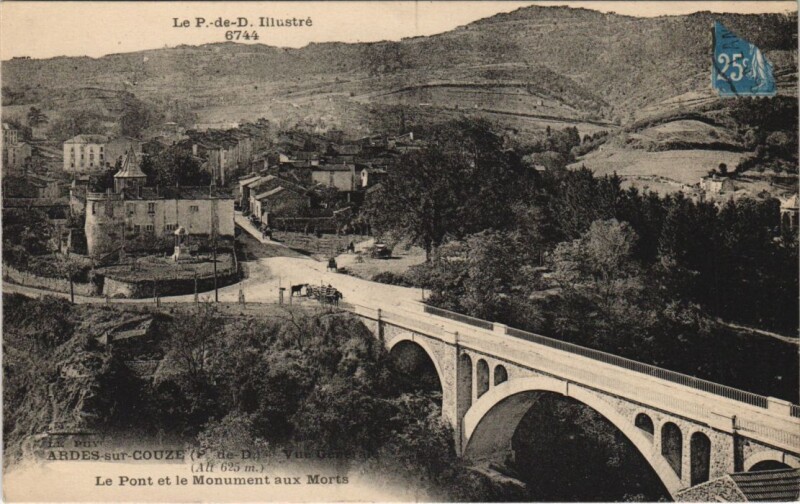 Carte postale ancienne Ardes-sur-Couze Vue Generale - Le Pont et le Monument aux Morts à Ardes