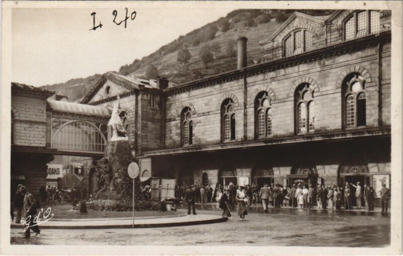 Carte postale ancienne Le Mont-Dore Etablissement Thermal à Mont-Dore