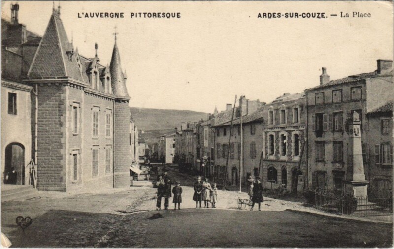 Carte postale ancienne Ardes-sur-Couze La Place à Ardes