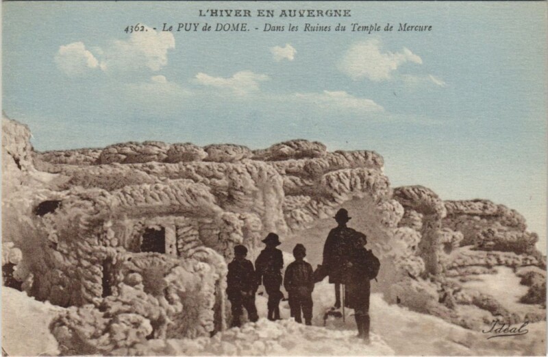 Carte postale ancienne Le Puy de Dome - Dans les Ruines du Temple de Mercure