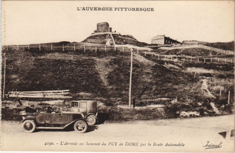 Carte postale ancienne L'Arrivee au Sommet du Puy de Dome par la Route Automobile