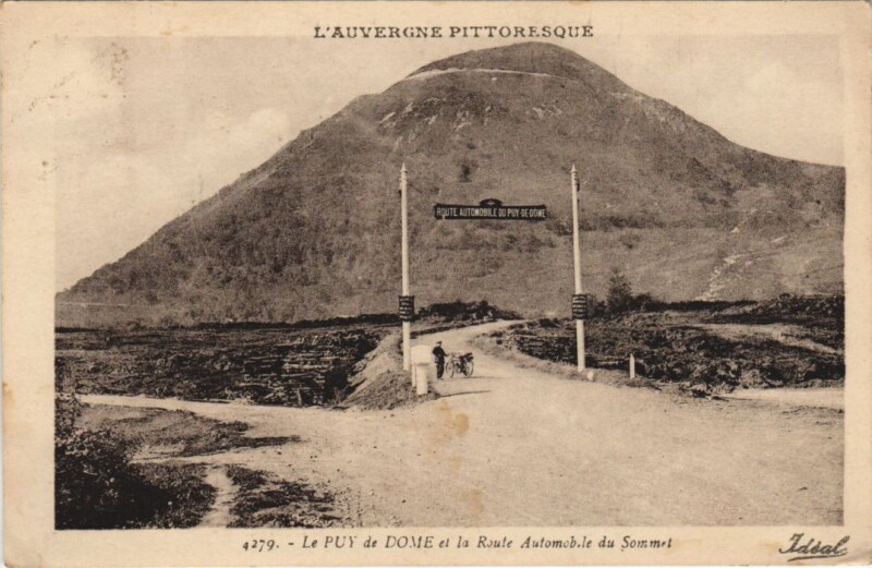 Carte postale ancienne Le Puy de Dome et la Route Automobile du Sommet