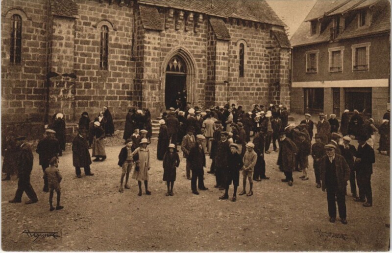 Carte postale ancienne A la Montagne - Une Sortie de Messe