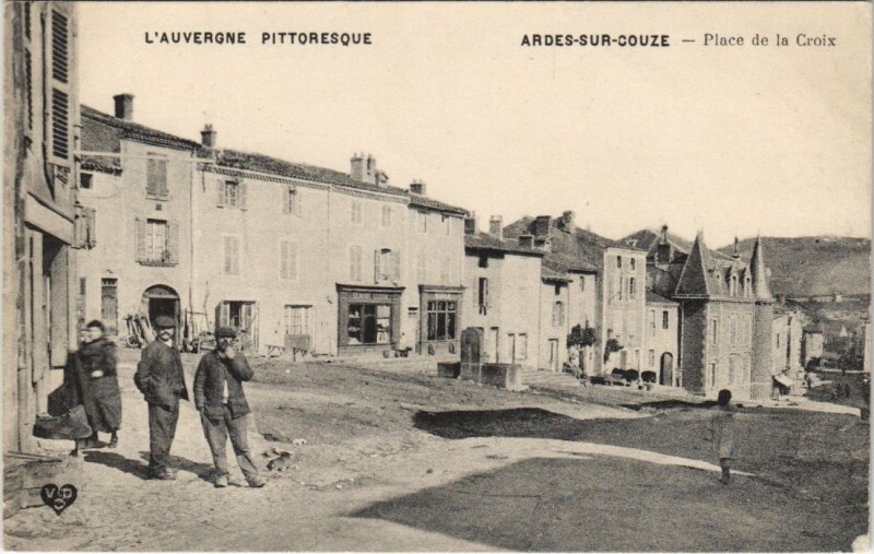 Carte postale ancienne Ardes-sur-Couze Place de la Croix à Ardes
