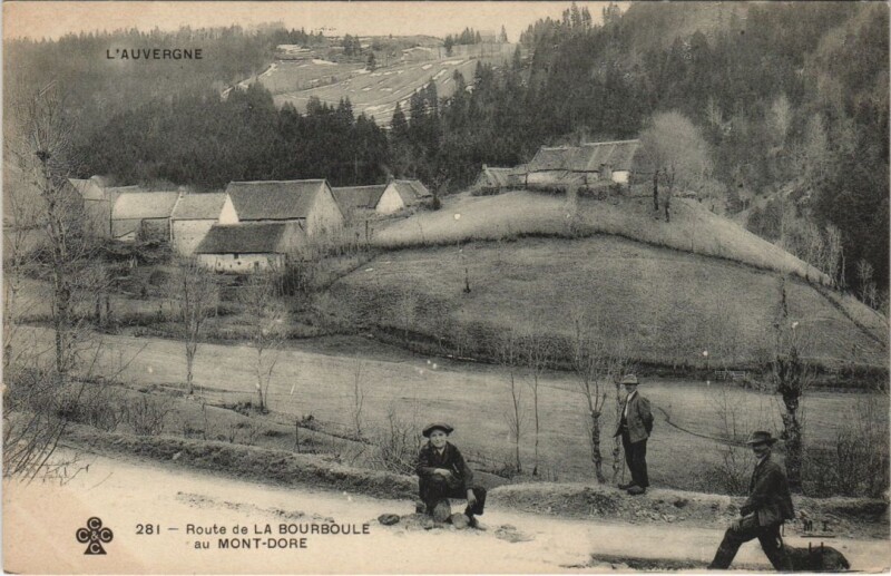 Carte postale ancienne Route de La Bourboule au Mont-Dore à La Bourboule