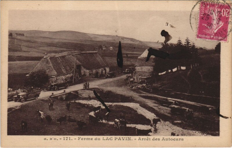 Carte postale ancienne Ferme du Lac Pavin - Arret des Autocars
