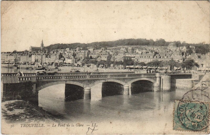 Carte postale ancienne Trouville Le Pont de la Gare