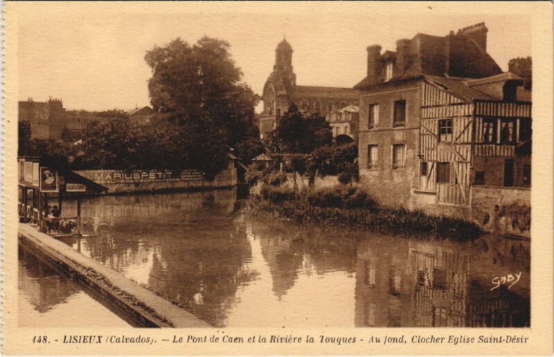 Carte postale ancienne Lisieux Le Pont de Caen et la Riviere la Touques à Lisieux
