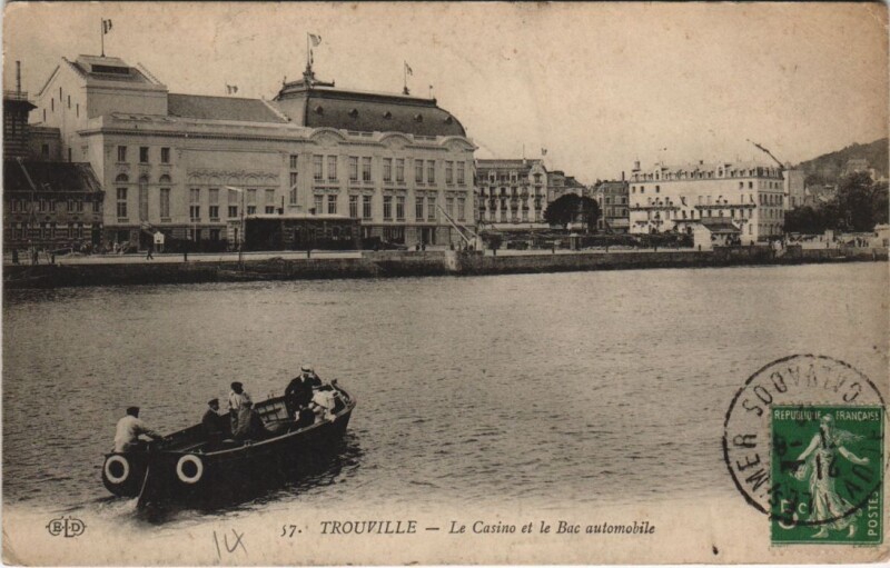 Carte postale ancienne Trouville Le Casino et le Bac Automobile