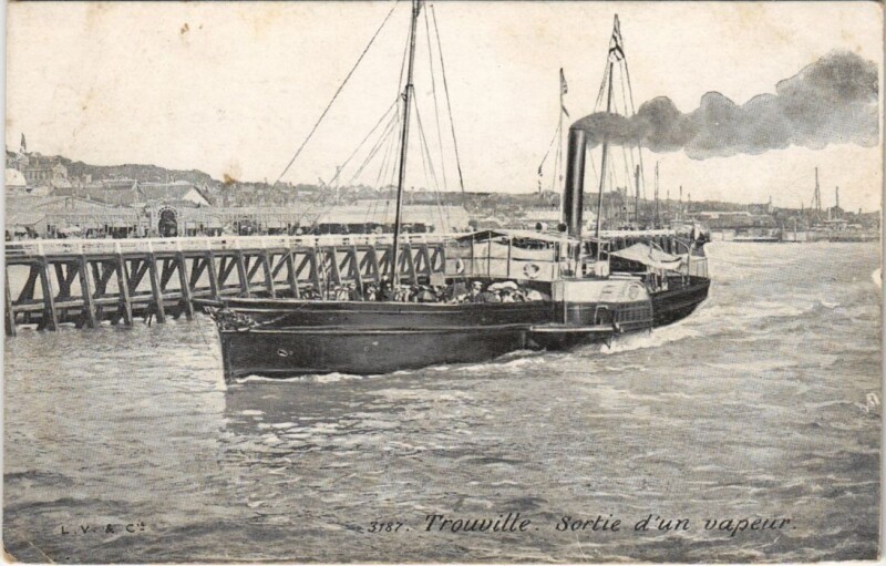 Carte postale ancienne Trouville Sortie d'un Vapeur