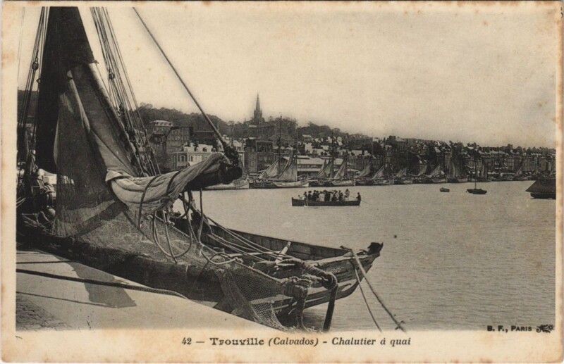 Carte postale ancienne Trouville Chalutier a Quai