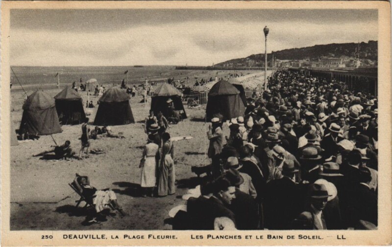Carte postale ancienne Deauville Plage-Fleurie - Les Planches et le Bain de Soleil à Deauville
